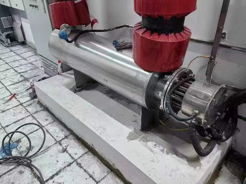 润滑油加热器,设计压力1.0MPA,使用温度60-80℃。可根据流量与温度升高值来调节加热器功率,自动恒温控制